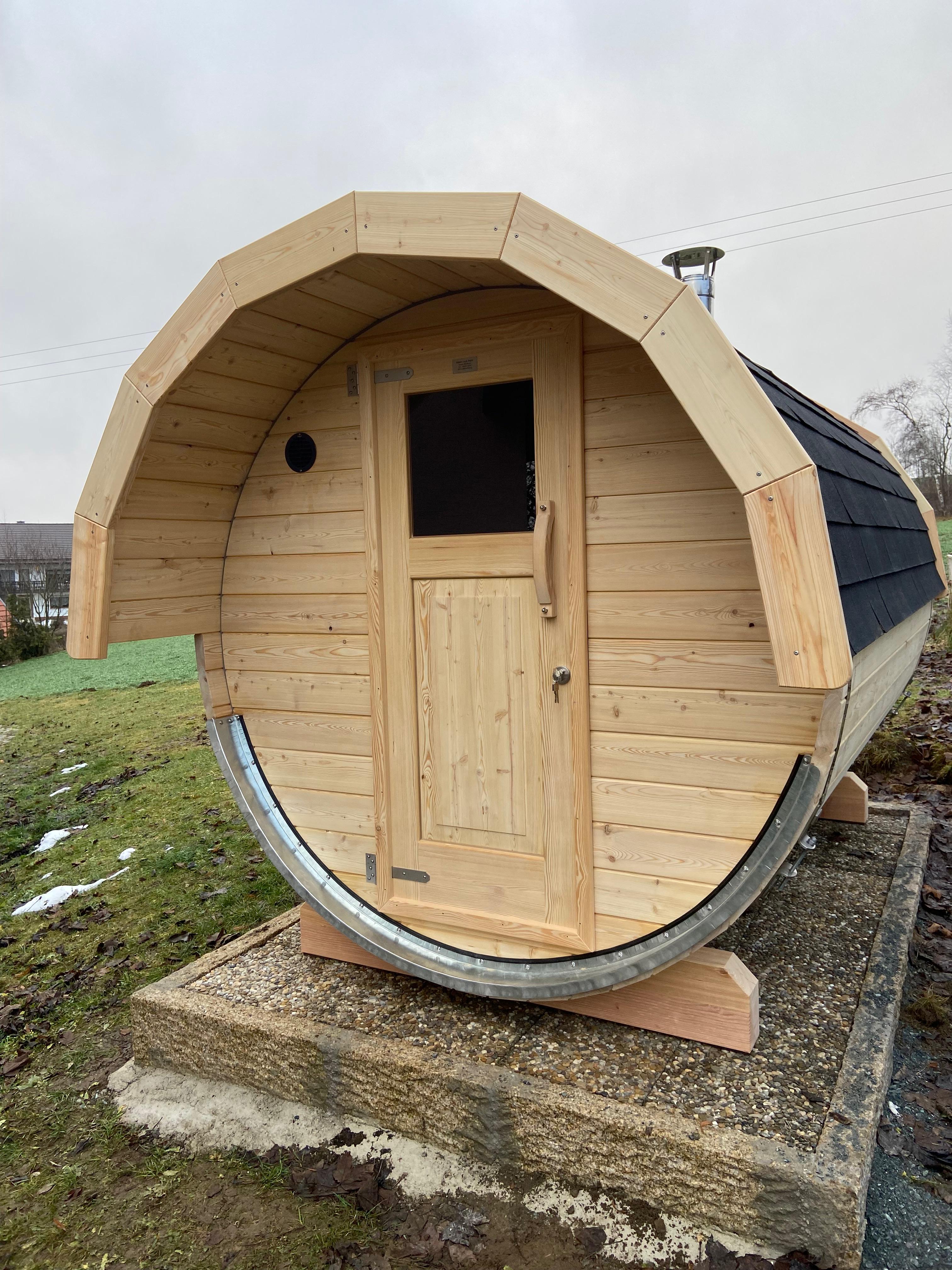 Ein Saunafass aus Holz.